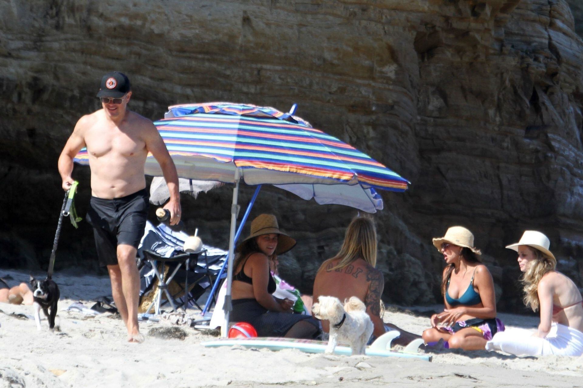 Matt Damon y su esposa Luciana Barroso, disfrutando de la playa muy relajados