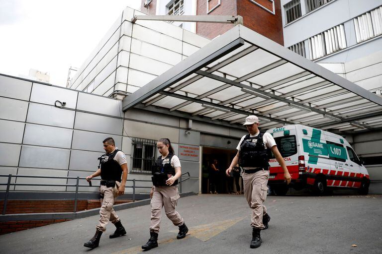Personal de Prefectura en el Hospital Argerich donde estuvo internado el turista británico herido