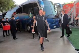 Rodrigo De Paul baja del ómnibus que trasladó al plantel argentino hasta el estadio Zorros del Desierto; detrás suyo, Leandro Paredes