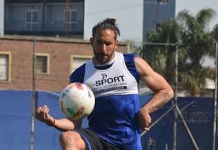 Jonás Gutiérrez, a los 38 años, se retirará del fútbol con la camiseta de Almagro y ante Ferro, en la definición de la B Nacional
