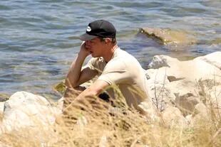 El exmarido de Naya, Ryan Dorsey, llora desconsolaldo mirando al lago