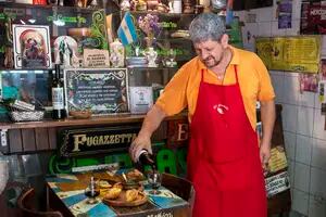 En San Telmo, se hizo famoso por su inusual estrategia para vender empanadas fritas de su tierra.