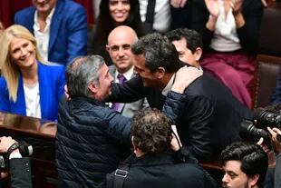 Máximo Kirchner saluda a Sergio Massa luego de renunciar a la presidencia de la Cámara de Diputados