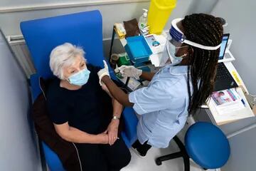 Anne Irene espera emocionada la primera dosis de la vacuna Pfizer/BioNTech en el hospital de la universidad de Croydon, en Londres