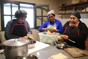 Las mujeres cocinan en equipo y abren sus casas para servir los platos