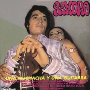 Amalia Yolanda Scuffi posa detrás de Sandro en la portada del disco "Una muchacha y una guitarra", de 1968