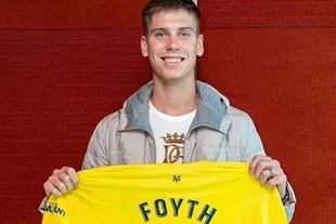 Juan Foyth, con su nueva camiseta, la de Villarreal; sin embargo el defensor argentino no se incorporará al equipo español hasta después de la fecha de la eliminatoria con la selección nacional