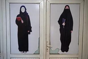 Imagen de un cartel pegado en una puerta que ordena a las mujeres cubrirse con un Hijab en una universidad privada tras la reapertura de las universidades en Kabul el 6 de marzo de 2023, a donde solo pueden asistir los hombres