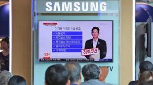 Los coreanos miran en la televisión la noticia de la sentencia de Lee Jae-yong heredero del imperio Samsung