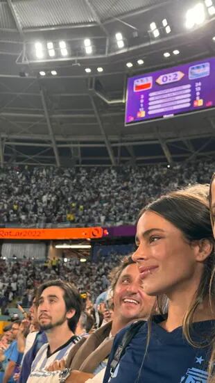 Tini Stoessel, emocionada tras la victoria argentina ante Polonia. Su novio, el mediocampista Rodrigo De Paul lleva su logo, "TTT", en los botines