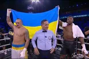 Usyk, Joshua y la bandera ucraniana, protagonista central en la reunión boxística desarrollada en Arabia Saudita, con la guerra como disparador.