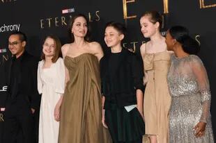 La actriz estadounidense Angelina Jolie y sus hijos Maddox, Vivienne, Knox, Shiloh y Zahara, en el Dolby Theatre de Los Ángeles