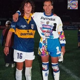 En un amistoso de 1995 entre la U y Boca, junto al Mono Navarro Montoya. Un anticipo
