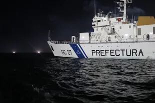 Muy rara vez hay más de un buque de la Prefectura en el agua; normalmente se turnan cada 15 o 20 días; hay cinco barcos encargados de vigilar
