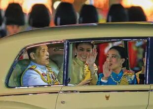 El rey, en 2020, en uno de sus Rolls-Royce. Los autos y los aviones son las grandes pasiones de Maha. También las mujeres. Se casó cuatro veces y tiene varias concubinas. En la foto, el monarca va acompañado por la reina Suthida y la princesa Bajrakitiyabha. 