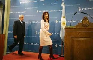 Escoltada por el canciller Taiana, la presidenta Cristina Kirchner encara una conferencia de prensa