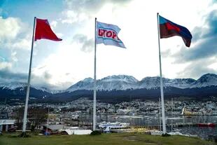 El mes pasado, en Ushuaia, se instalaron banderas de Boltanski., Voluspa Jarpa y Magdalena Jitrik