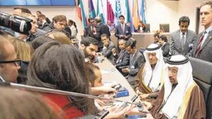 ‘Es un buen día para el mercado petrolero’, dijo el ministro de Energía de Arabia Saudita, Khalid al-Falih (abajo a la derecha), tras el acuerdo de la OPEP en Viena.