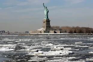 La estatua de la libertad parece mirar los bloques de hielo desde arriba