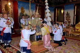 Maha Vajiralongkorn, en el trono, realiza rituales mientras la reina Suthida rinde homenaje cuando es oficialmente coronado rey en el Gran Palacio