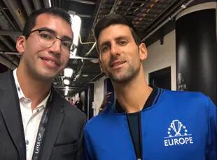 El argentino Jorge Chahla, radicado en EE.UU. desde hace seis años, es especialista en problemas complejos de rodilla, cadera y hombro; en la imagen, con Djokovic, siendo parte de la cobertura médica de la Laver Cup 2018, en Chicago.