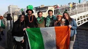 Un grupo de argentinos festejando en Dublín, Irlanda