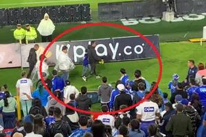 Hinchas de un equipo colombiano insultaron a un niño por recibir la camiseta de un rival