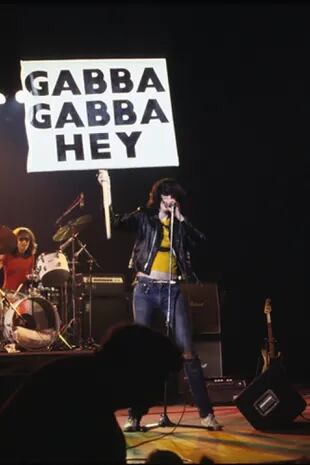 Joey Ramone sostiene un carte de "Gabba Gabba Hey" durante un show de Ramones