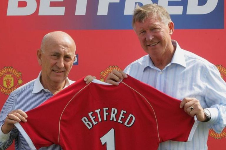 Fred, el hermano mayor de Peter Done, con el legendario entrenador de fútbol Sir Alex Ferguson