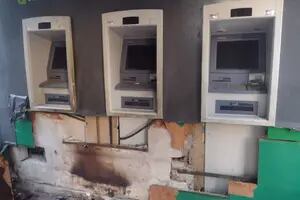 Delincuentes hicieron explotar cajeros automáticos en La Plata