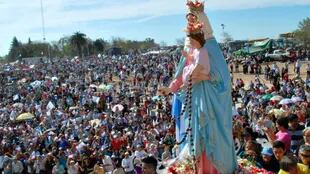 La celebración principal se realiza en el predio del santuario, a orillas del Río Paraná