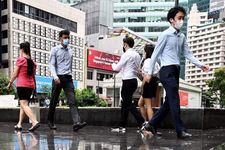 Oficinistas transitan el barrio financiero de Singapur, el mes pasado