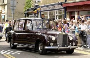 La reina Isabel II a bordo de uno de los Rolls-Royce de la corona británica