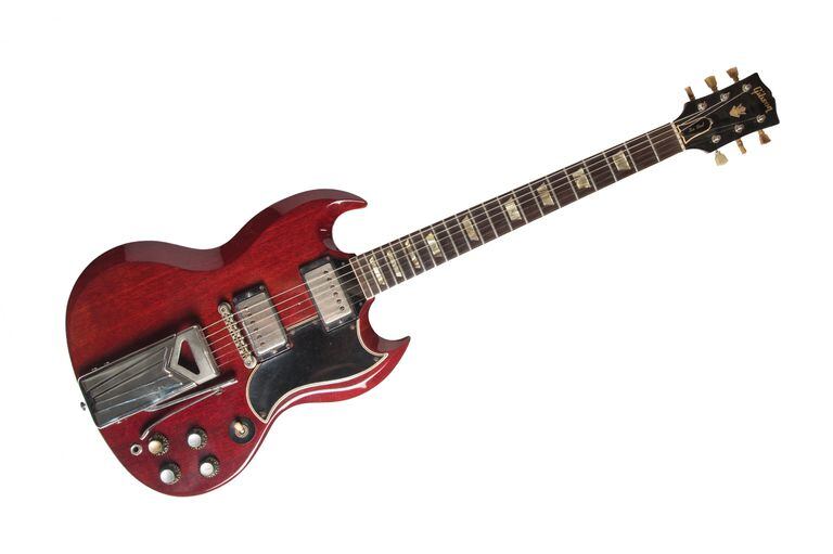 Pappo le pidió prestada esta Gibson Les Paul de 1962 a Adrián Lobato, el hijo de la vedette argentina Nélida Lobato, y nunca la devolvió. Terminó destrozándola en shows de Riff, en los que la prendía fuego gracias a un dispositivo con pólvora. Hoy, restaurada, pertenece a Héctor Starc