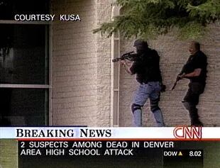 Policías parapetados en Columbine High School en 1999