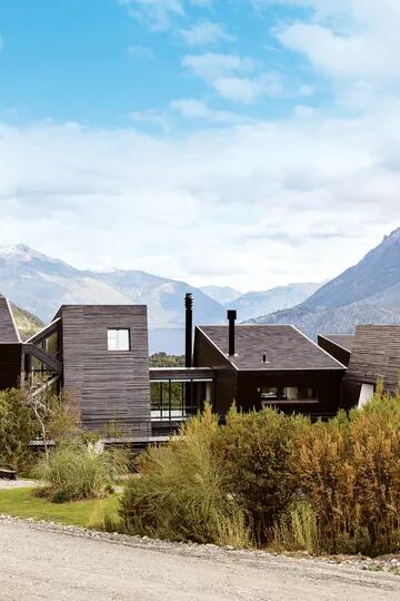 Una casa de geometría rigurosa que potencia el paisaje fabuloso del Lago Gutiérrez