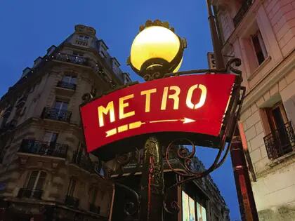 El arquitecto Hector Guimard es el autor de las bellas estaciones del metro de París.