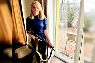 La diputada ucraniana que aprendió a usar armas para enfrentar a Rusia