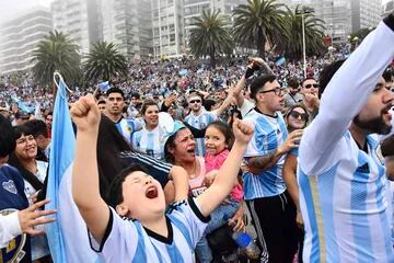 Festejos en la ciudad de Mar del Plata durante el partido de Argentina frente a México