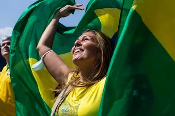 Una mujer ondea una bandera nacional durante una manifestación apoyando al presidente de Brasil, Jair Bolsonaro, que conmemora el Día de la Independencia en la playa de Copacabana en Río de Janeiro