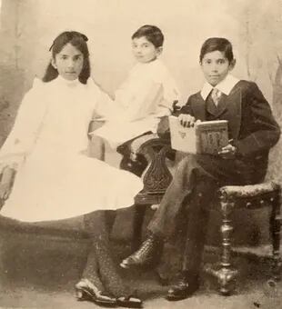 Dorothy con sus hermanos Neil y Bertie en 1904
