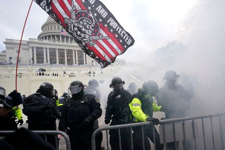 Policías se enfrentan a simpatizantes violentos del entonces presidente Donald Trump que intentan abrirse paso por una barricada policial, el 6 de enero de 2021, en el Capitolio, en Washington. (AP Foto/Julio Cortez, archivo)