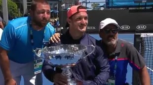 Fernández y la copa de campeón del Australian Open, acompañado por Matías Tettamanzi (PF) y Fernando San Martín (coach).