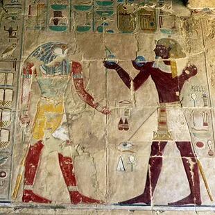Aunque no lo parezca, la figura de la derecha es Hatshepsut, ya transformada en el estereotipo del faraón varón