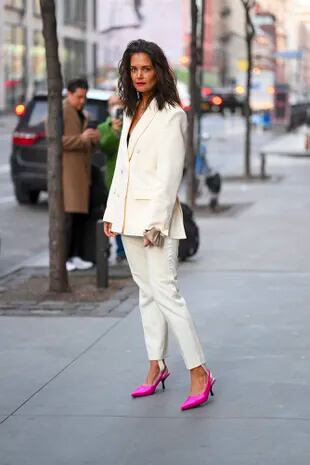 Katie Holmes sorprende con el look que eligió para un evento neoyorquino; de blanco con unos zapatos coloridos 
