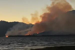 Con “comportamiento explosivo”, el incendio forestal en el lago Cholila recrudeció en las últimas horas