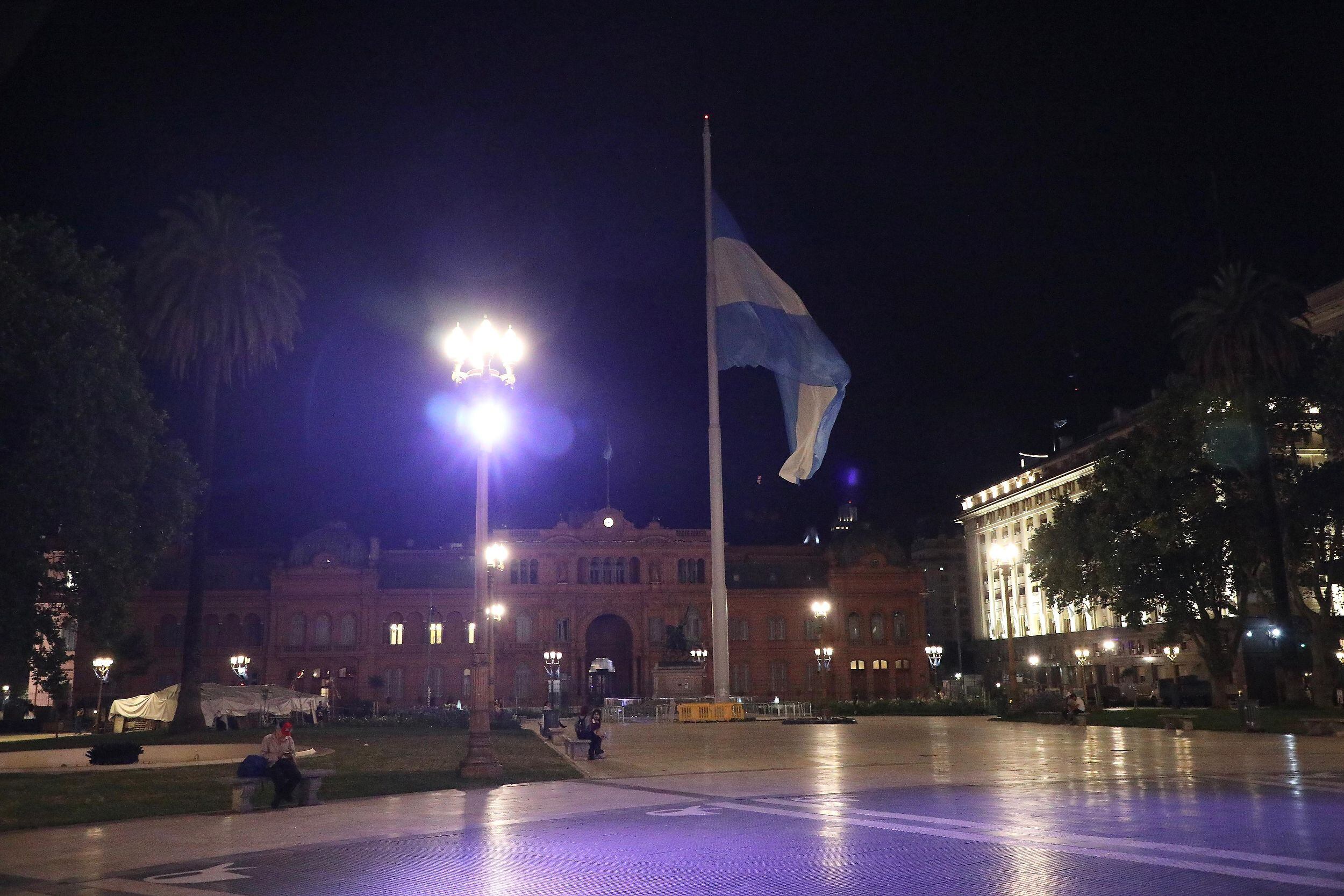 Plaza de Mayo limpia después de la asunción.