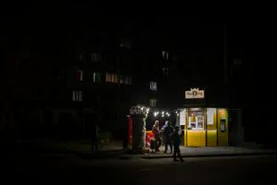 Las afueras de un bar en Borodyanka, en la región de Kiev, a media luz por los problemas con la energía