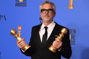 Alfonso Cuaron con sus dos premios, a la mejor película extranjera y al mejor director