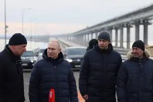 El video de Putin al volante de un Mercedes-Benz cruzando el puente atacado de Crimea